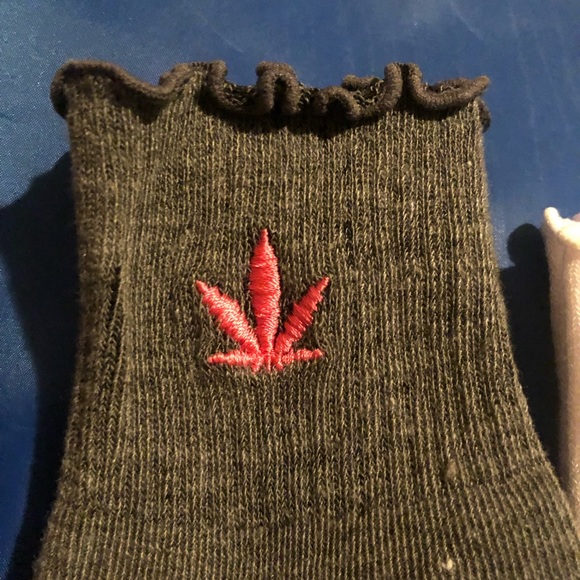 Pink weed plant lettuce edge ruffle socks - Picture 2 of 3